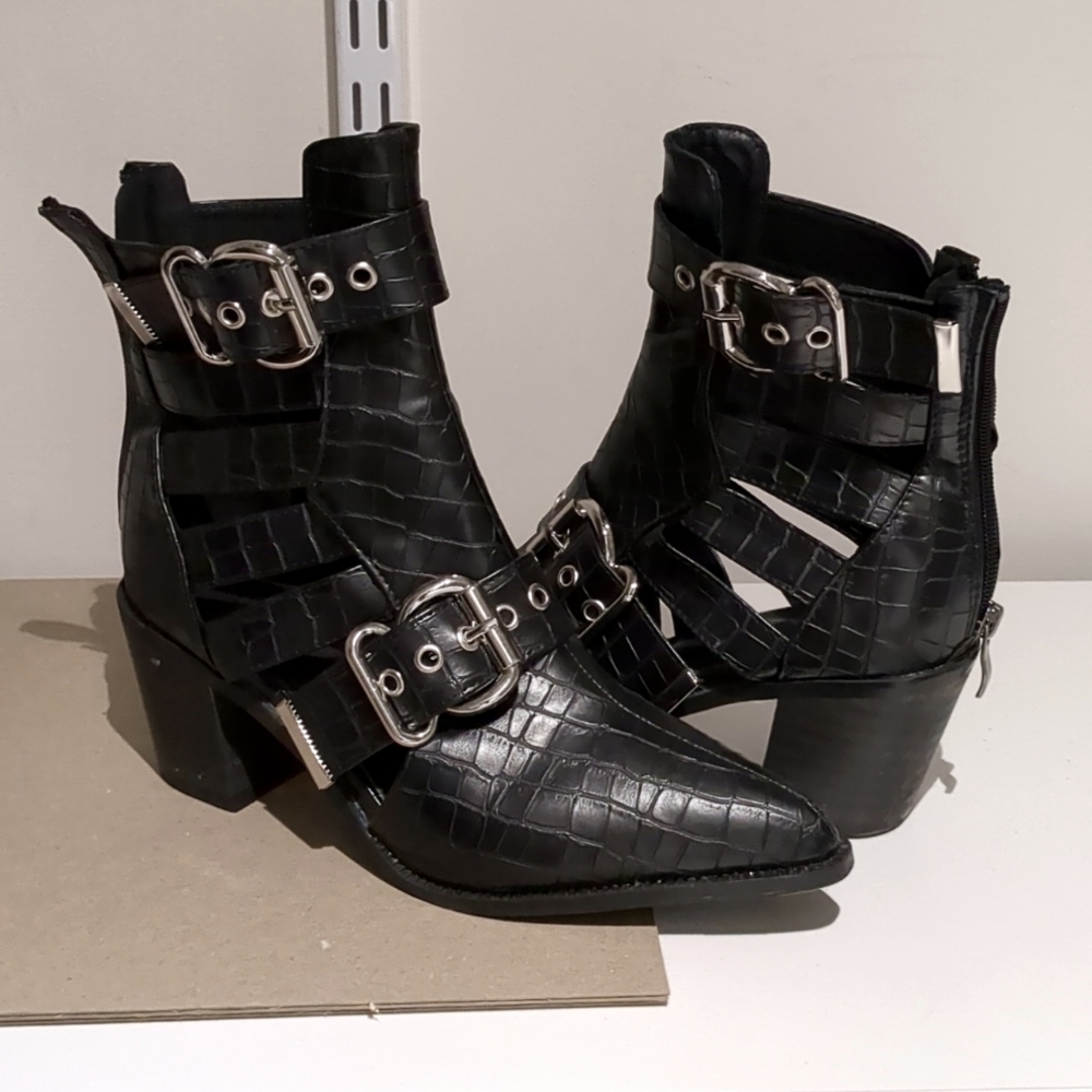Pointed toe buckle boots / punk